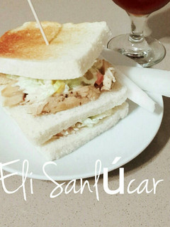 Una foto de Sándwich de pollo asado con ensalada Juliana