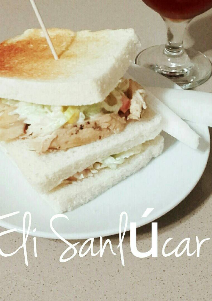 Una foto de Sándwich de pollo asado con ensalada Juliana