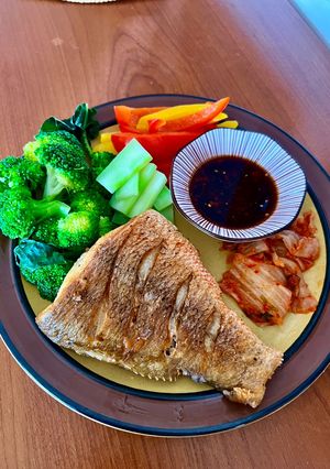 Hình của món Bữa Trưa Keto Với Cá Diêu Hồng Biển Chiên Và Rau Luộc.