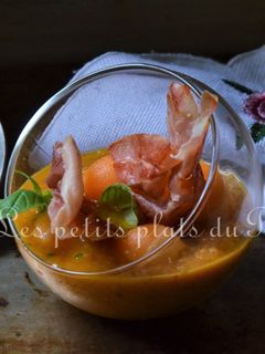 Une photo de Gaspacho melon tomate et basilic