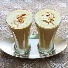 A picture of An Avocado and Almond thick shake.