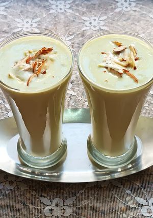 A picture of An Avocado and Almond thick shake.