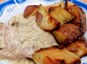 Sertéskaraj fokhagymás mártásban, tepsis burgonyával recept fotója