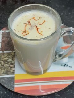 કેસર ઇલાયચી યુક્ત ગરમ દૂધ (Kesar Elaichi Yukt Garam Milk Recipe In Gujarati) રેસીપી મુખ્ય ફોટો