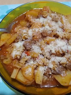 Una foto de Guiso con carne, papas y fideos rulitos