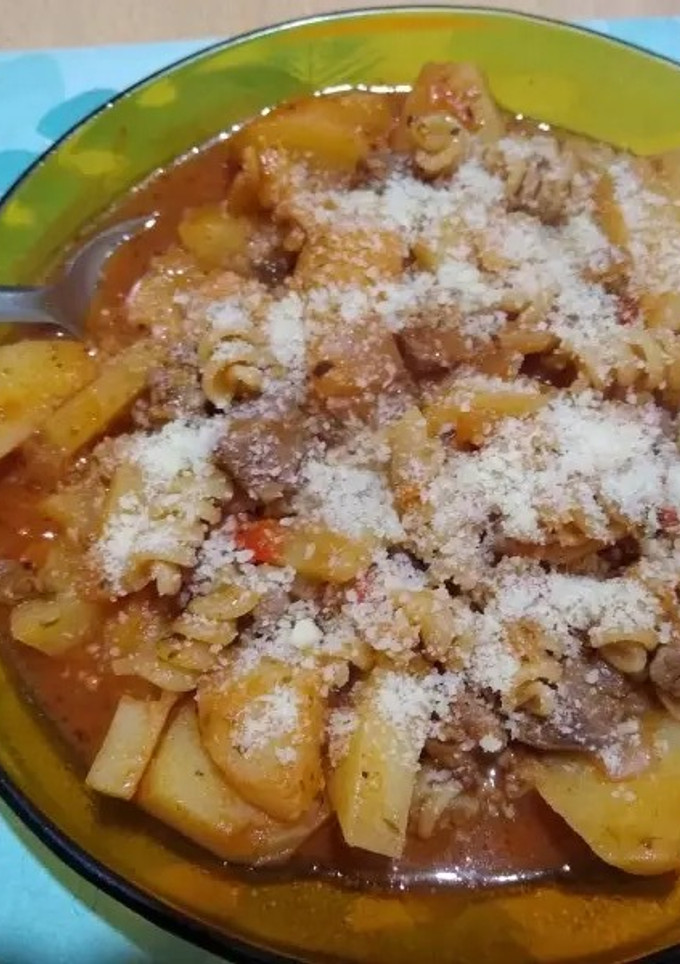 Una foto de Guiso con carne, papas y fideos rulitos