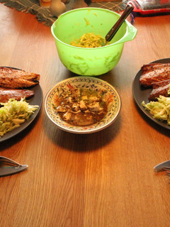 Una foto de Ciabatas, caballas ahumadas, queso cabrero lubricado y ensalada de re-pollo