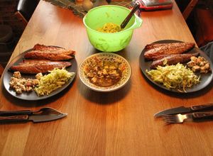 Foto principal de Ciabatas, caballas ahumadas, queso cabrero lubricado y ensalada de re-pollo