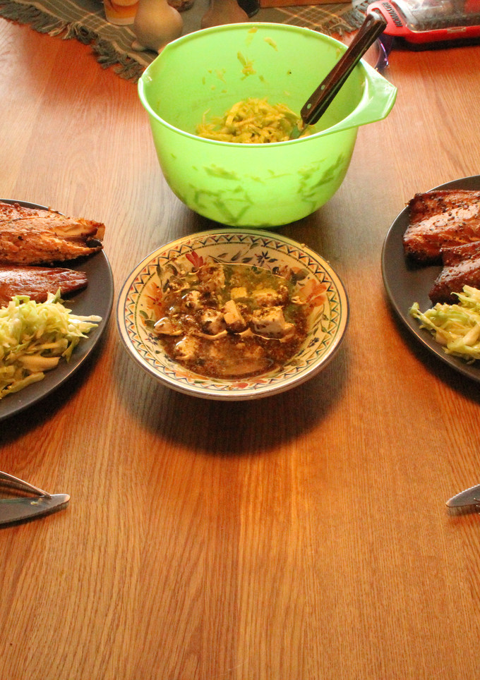 Una foto de Ciabatas, caballas ahumadas, queso cabrero lubricado y ensalada de re-pollo