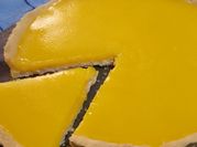 Una foto de harina naranjas huevo