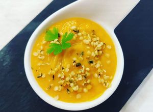 Foto di Cappuccino di zucca con prezzemolo e semi di canapa