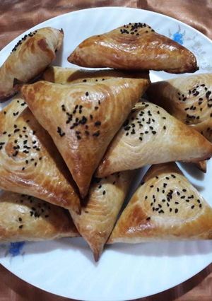 A picture of Ozbek Samosas.