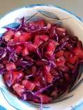Ensalada de porotos rojos, tomate y repollo