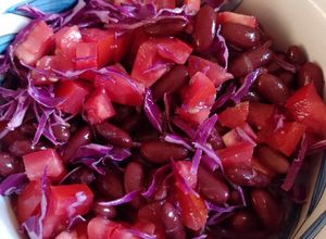 Una foto de Ensalada de porotos rojos, tomate y repollo