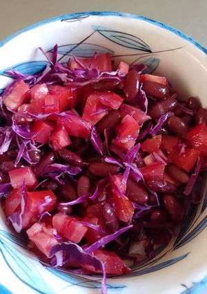 Una foto de Ensalada de porotos rojos, tomate y repollo