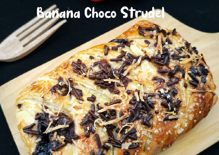 Langkah Mudah untuk Menyiapkan Banana Choco Strudel, Enak