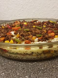 صورة لوصفة طبقات الأرز باللَّحم والخضار