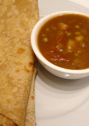 A picture of Peas n Potato Curry.
