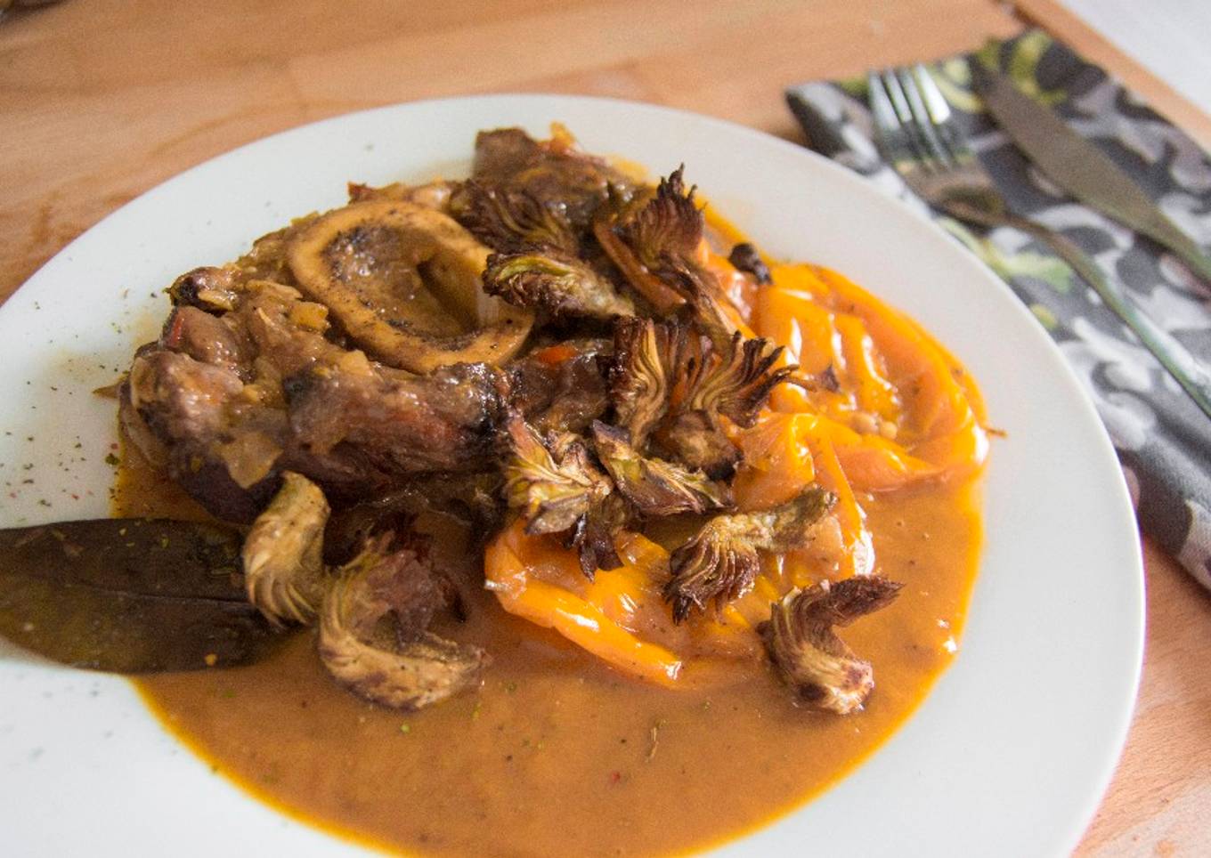 Ossobuco guisado con chips de alcachofa