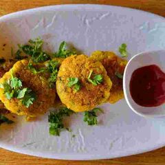 A picture of Rice flakes and potato tikki.
