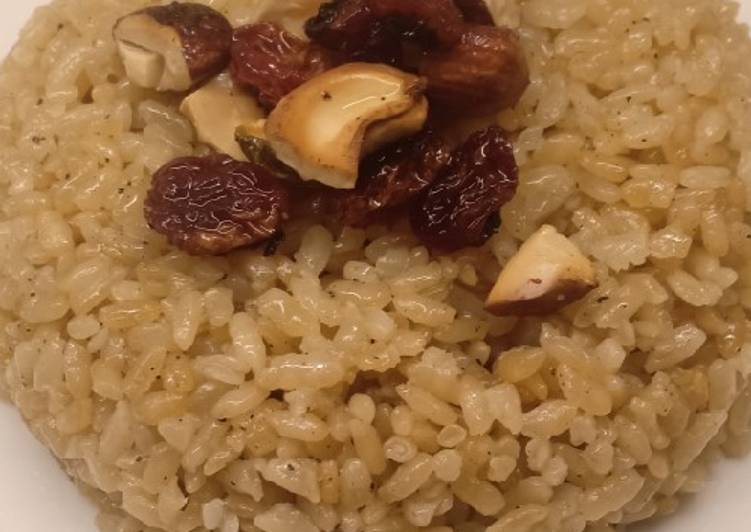 أرز بالخلطة (الزبيب والمكسرات)