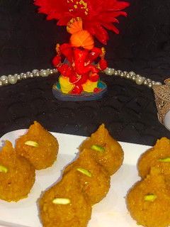 आंबा रवा मोदक (amba rava modak recipe in marathi) रेसिपी चे मुख्य फोटो