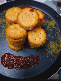 मोनॅको बिस्किट सॅंडविच (Monaco biscuit sandwich recipe in marathi) रेसिपी चे मुख्य फोटो 