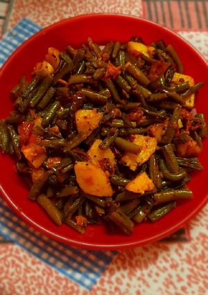 फ्रेन्च बीन्स और आलू की सब्जी(french beans aur aalo ki sabji recepie in hindi) रेसिपी मुख्य फोटो
