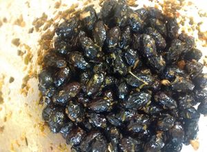 Una foto de Aceitunas negras aliñadas con hierbas de la huerta