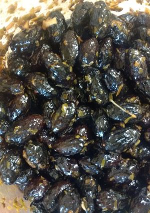 Una foto de Aceitunas negras aliñadas con hierbas de la huerta