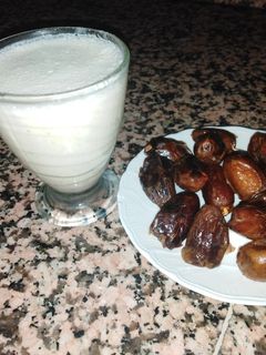 صورة لوصفة عصير بالتمر والموز والتفاح صحي ولذيذ 😋