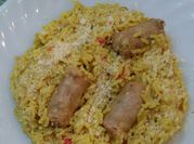 Una foto de arroz con salchichas