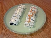 Una foto de sushi de pollo palta
