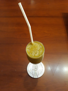 Una foto de Batido de kale, kiwi, gochis, semillas de chía y zumo de cítricos