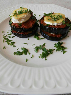 Una foto de Berenjena con pesto rojo y queso de cabra