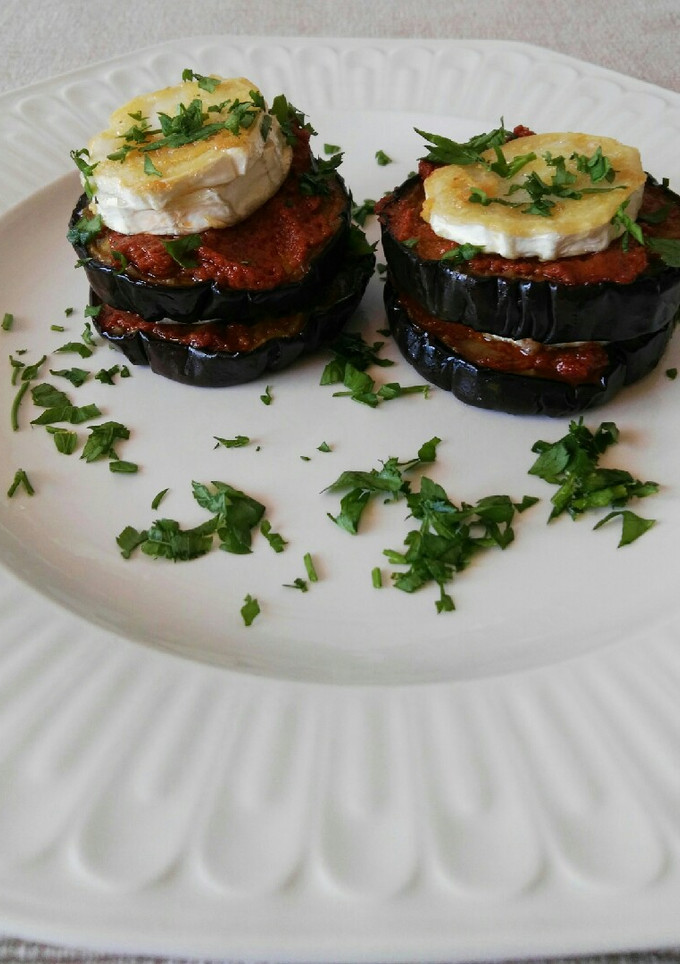 Una foto de Berenjena con pesto rojo y queso de cabra