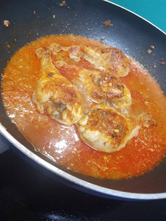 Una foto de Muslos de pollo al curry (caldoso) 2 pers