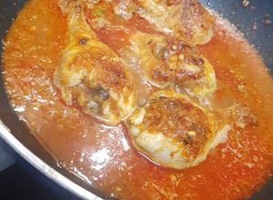 Una foto de Muslos de pollo al curry (caldoso) 2 pers