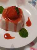 Panna cotta de coco con coulis de fresa