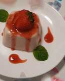 Panna cotta de coco con coulis de fresa