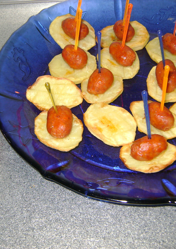 Una foto de Chorizos a la sidra con patatas asadas