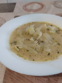 Una foto de Sopa de cebolla y chayotera