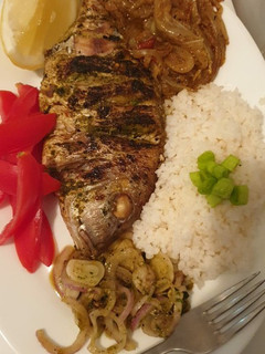 Una foto de Pescado a la varilla con cebolla marinada y arroz