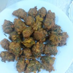 A picture of Spinach potato onion pakora.
