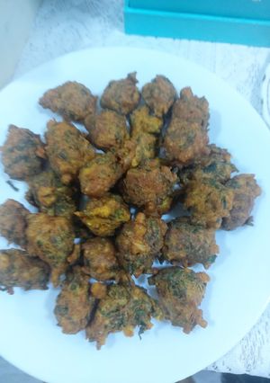 A picture of Spinach potato onion pakora.