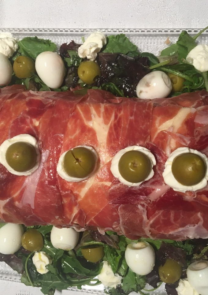 Una foto de Pastel frío de pan de molde y jamón de jabugo 😋