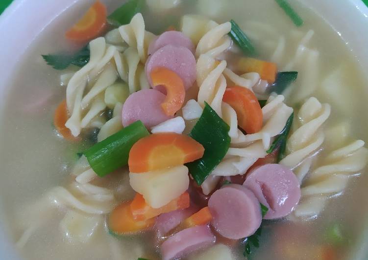Cara Gampang Menyiapkan Sup macaroni dan sosis Anti Gagal