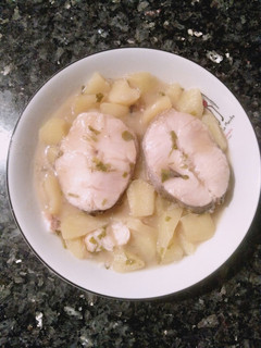 Una foto de Merluza con patatas en salsa verde