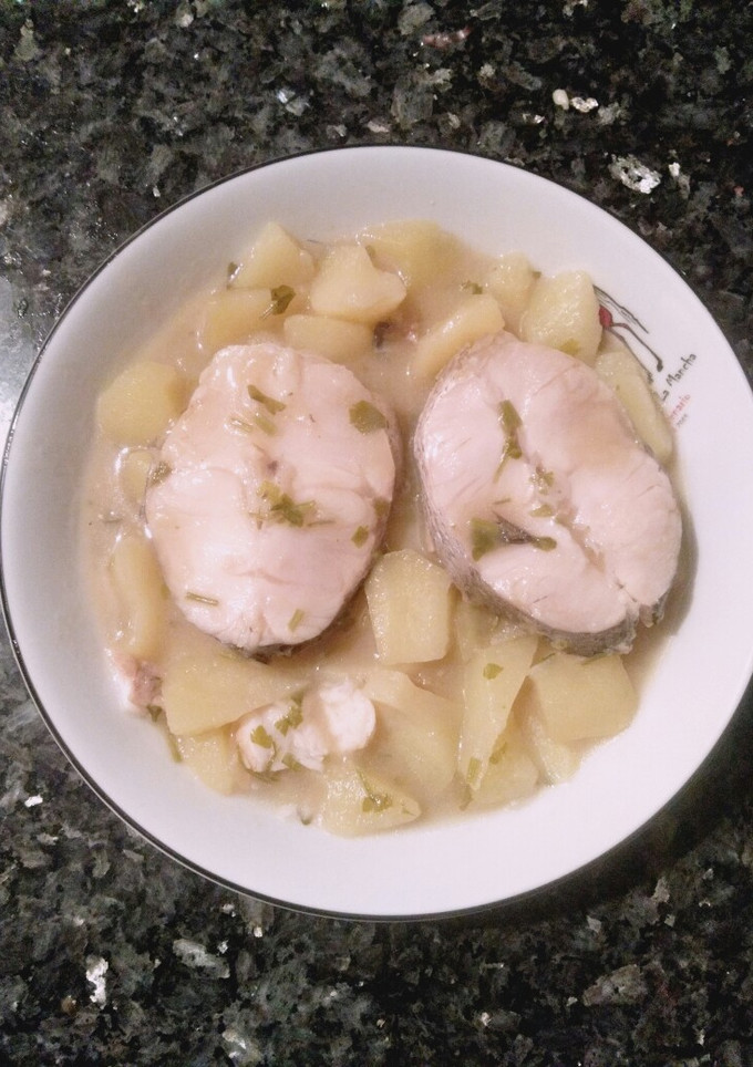 Una foto de Merluza con patatas en salsa verde