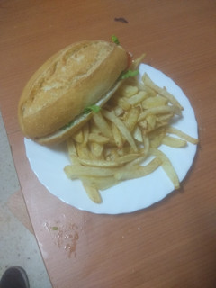 Foto principal de Bocadillo de lomo adobado con lechuga, tomate y alioli con papas